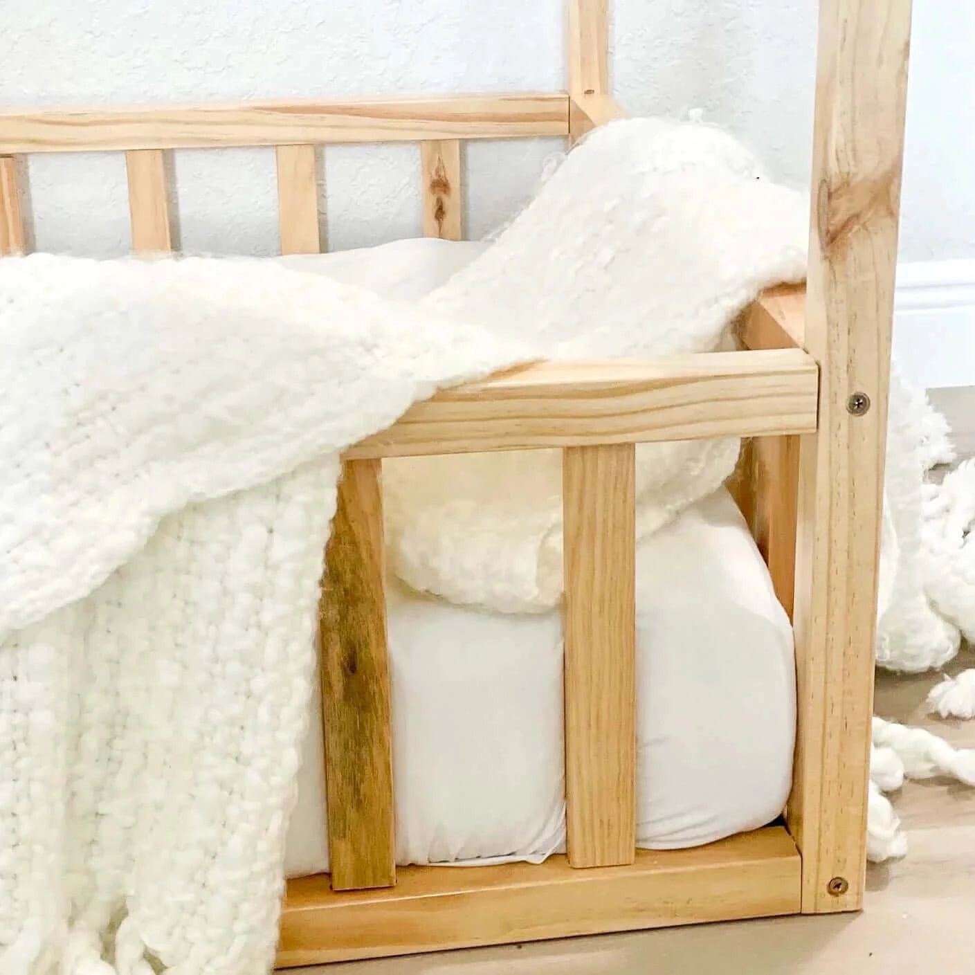 2Mamabees - Montessori House Bed with Rails - Crib